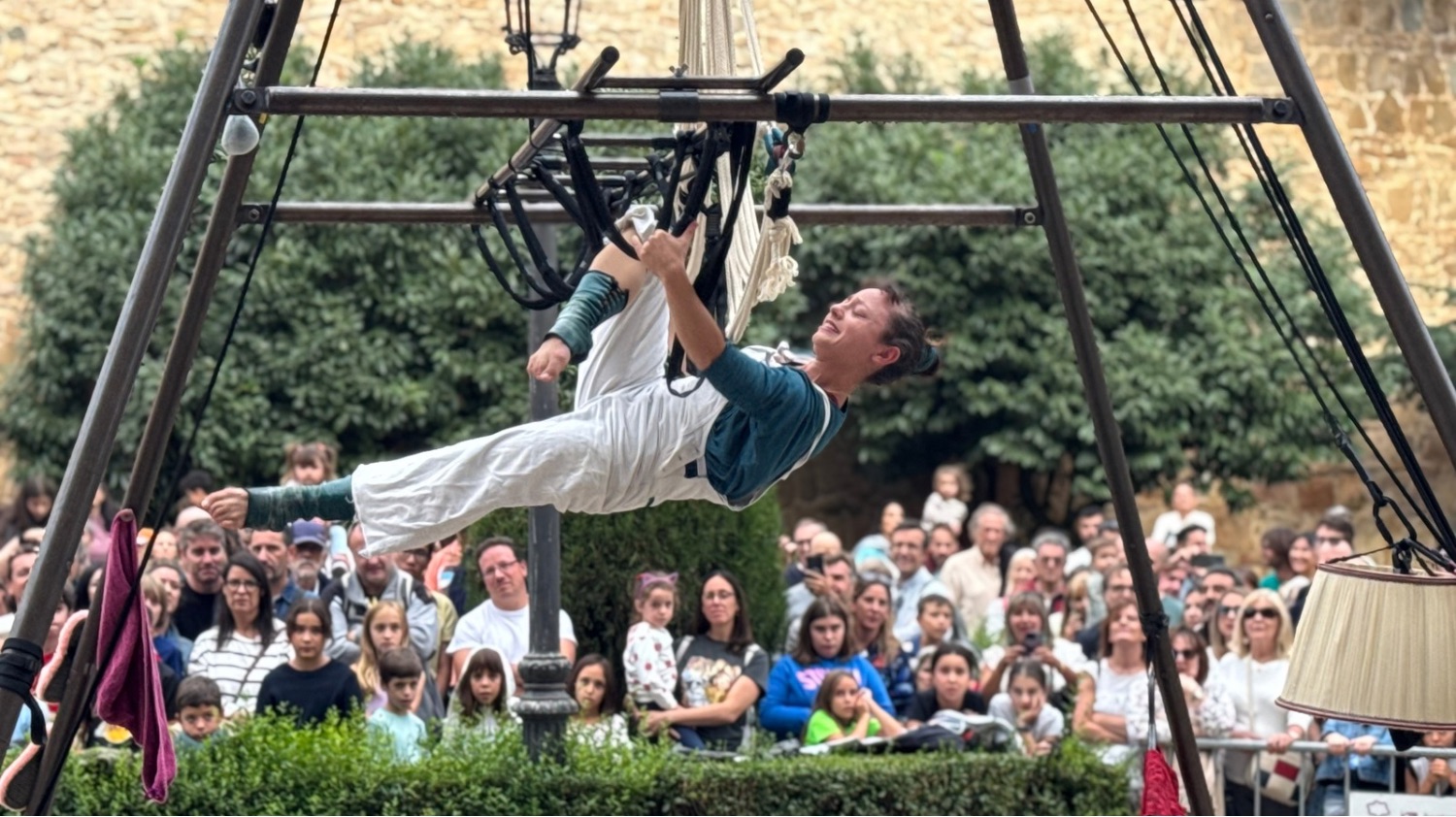 Iara Gueller actuando en la Plaza Adolfo Suárez