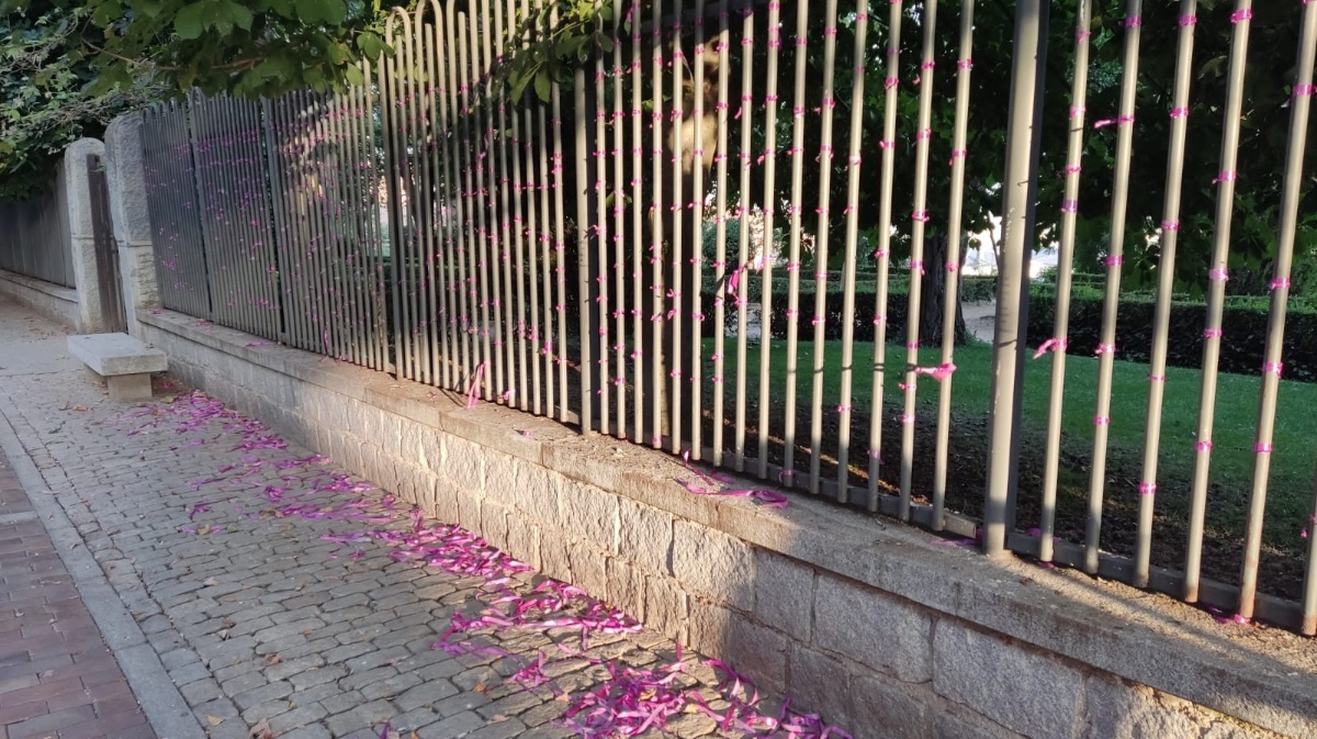 Homenaje a las víctimas de la violencia de género destrozado