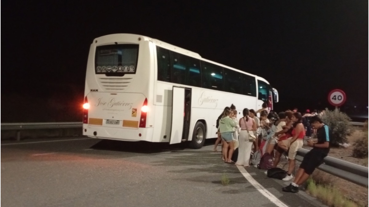Los pasajeros del autobús averiado despertando una alternativa