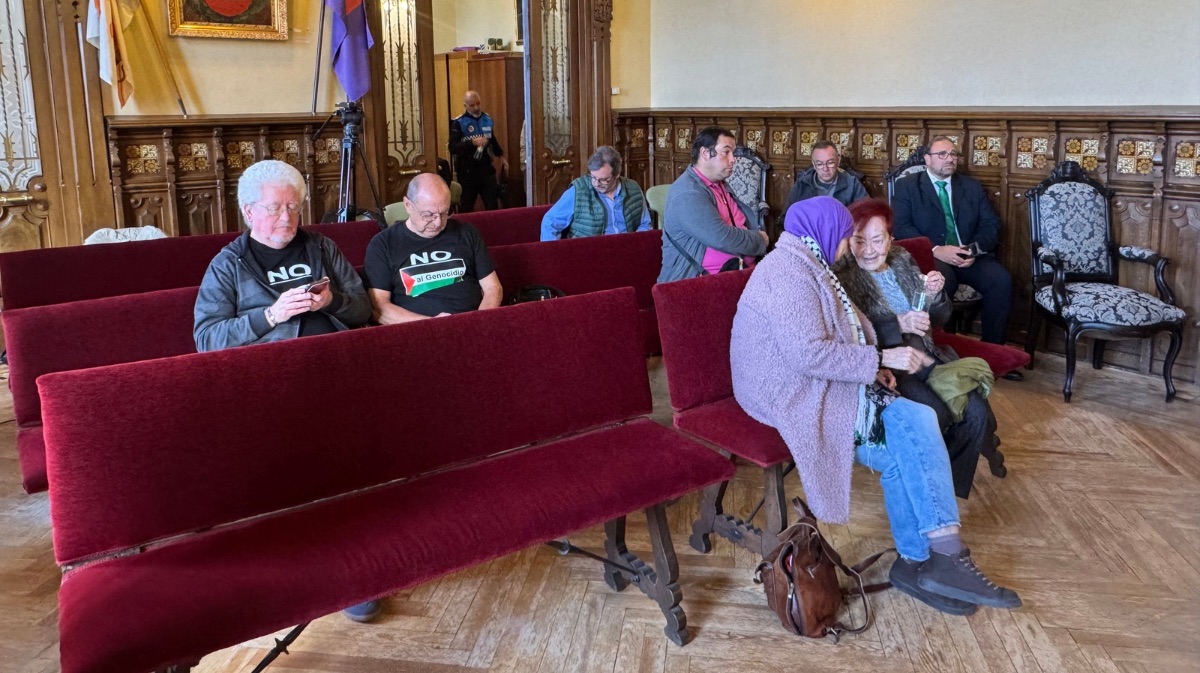 Miembros de Movimiento por la Paz en Ávila durante el pleno